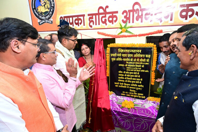 जांजगीर-चांपा: खरौद कॉलेज के हीरक जयंती समारोह में शामिल हुए मंत्री ओपी चौधरी खरौद के महाविद्यालय में आयोजित समारोह का मंच दृश्य