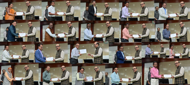 रायपुर: ई-ऑफिस में उत्कृष्ट कार्य पर अधिकारियों का सम्मान, बायोमेट्रिक उपस्थिति अनिवार्य मंत्रालय में अधिकारियों को प्रशंसा पत्र देते मुख्य सचिव का दृश्य