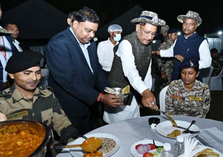 नारायणपुर: आईटीबीटी परिसर में मुख्यमंत्री साय ने जवानों से की मुलाकात, रात्रि भोज में बढ़ाया मनोबल नारायणपुर स्थित आईटीबीटी बटालियन परिसर में सुरक्षा बलों के जवानों के साथ मुख्यमंत्री विष्णु देव साय