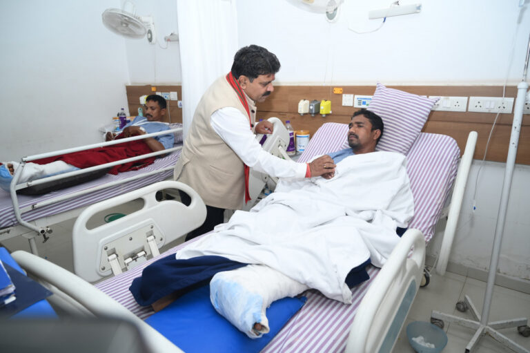 रायपुर के अस्पताल में आईईडी विस्फोट में घायल डीआरजी जवानों से मुलाकात करते उपमुख्यमंत्री