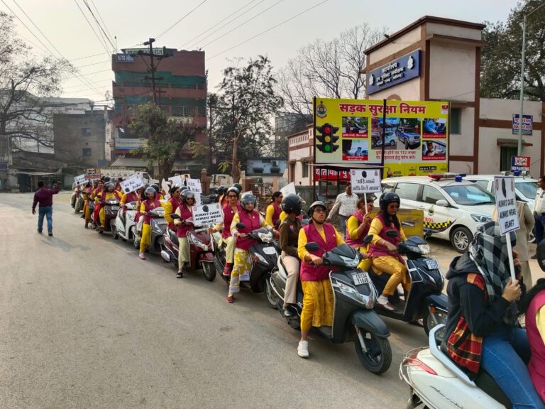 रायगढ़ में हेलमेट जागरूकता रैली में शामिल महिला पुलिसकर्मी