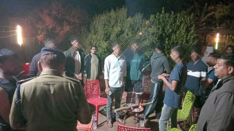 मनगटा: कई रिसॉर्ट्स पर पुलिस की एक साथ दबिश, अवैध शराब पर कार्रवाई रिसॉर्ट परिसर में जांच करती पुलिस टीम