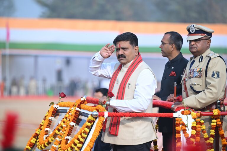 अम्बिकापुर के पीजी कॉलेज ग्राउंड में गणतंत्र दिवस समारोह के दौरान राष्ट्रीय ध्वज फहराते उपमुख्यमंत्री विजय शर्मा