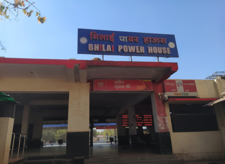 भिलाई-3 रेलवे यार्ड में रखा गया सेफ्टी फेंसिंग का लोहे और एल्यूमीनियम का सामान