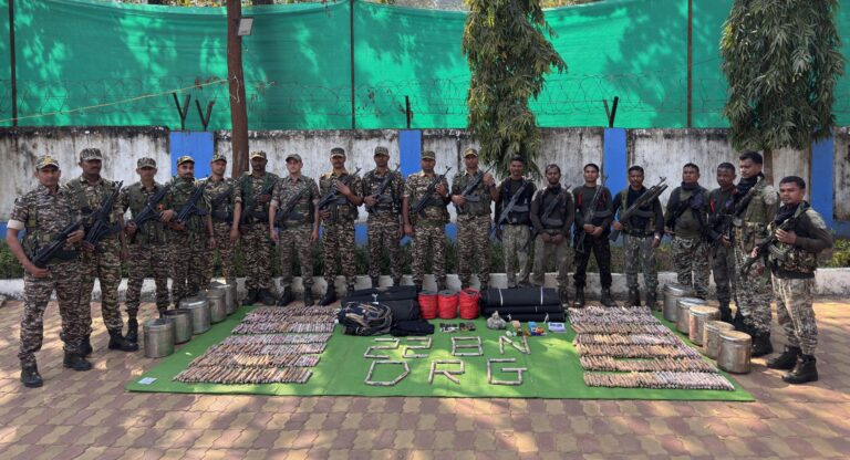 बीजापुर जिले के जंगल क्षेत्र में सर्चिंग के दौरान सुरक्षा बलों द्वारा बरामद विस्फोटक सामग्री