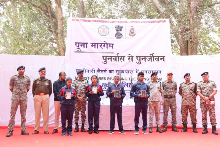 आत्मसमर्पण के दौरान हथियार जमा करते माओवादी कैडर