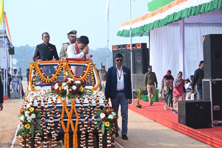 रायपुर: गणतंत्र दिवस 2026 पर छत्तीसगढ़ पुलिस के अधिकारियों-जवानों को मिलेगा राष्ट्रीय सम्मान गणतंत्र दिवस पर छत्तीसगढ़ पुलिस के अधिकारियों और जवानों को सम्मानित किए जाने से जुड़ा दृश्य