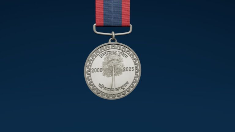 नवा रायपुर: मुख्यमंत्री विष्णु देव साय ने छत्तीसगढ़ पुलिस के रजत जयंती पदक का किया विमोचन नवा रायपुर पुलिस मुख्यालय में छत्तीसगढ़ पुलिस रजत जयंती पदक का विमोचन करते मुख्यमंत्री