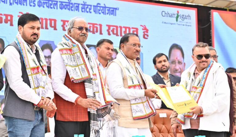 रायपुर: माना-तूता में चित्रोत्पला फिल्म सिटी और ट्राइबल कन्वेंशन सेंटर का भूमिपूजन रायपुर के माना-तूता में चित्रोत्पला फिल्म सिटी और ट्राइबल कन्वेंशन सेंटर के भूमिपूजन का दृश्य