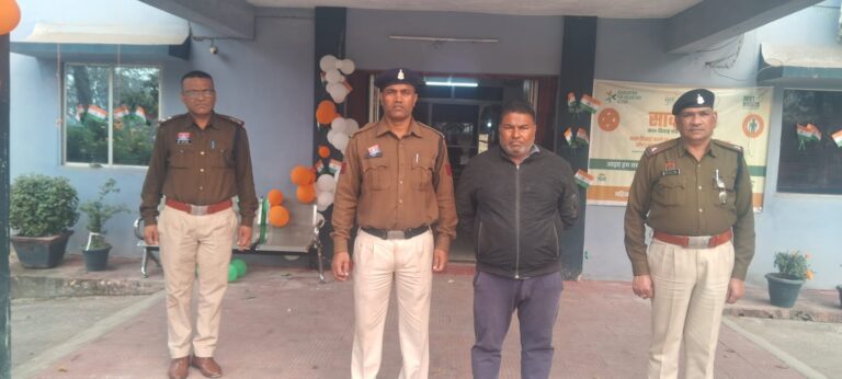 कोरबा जिले में चोरी गया एल्यूमिनियम केबल बरामद करती पुलिस टीम