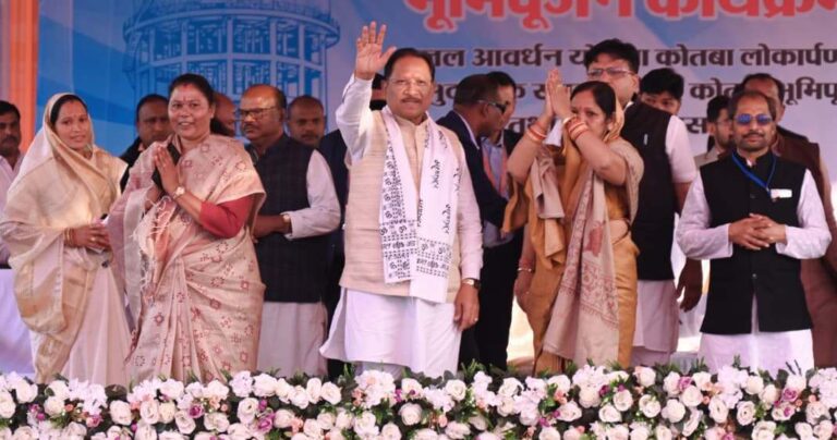 जशपुर: कोतबा में मुख्यमंत्री साय ने 51.73 करोड़ के विकास कार्यों का किया लोकार्पण-भूमिपूजन जशपुर जिले के कोतबा में आयोजित कार्यक्रम में विकास कार्यों का लोकार्पण करते मुख्यमंत्री विष्णु देव साय