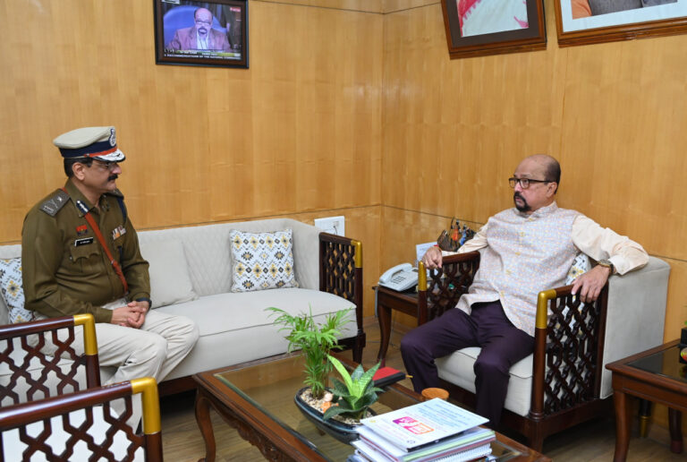 लोक भवन रायपुर में राज्यपाल रमेन डेका से मुलाकात करते पुलिस आयुक्त संजीव शुक्ला