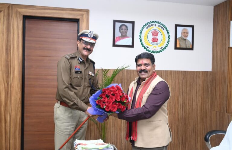 रायपुर: प्रथम पुलिस कमिश्नर संजीव शुक्ला ने उपमुख्यमंत्री विजय शर्मा से की सौजन्य भेंट नवा रायपुर के महानदी भवन में उपमुख्यमंत्री विजय शर्मा से मुलाकात करते पुलिस आयुक्त संजीव शुक्ला