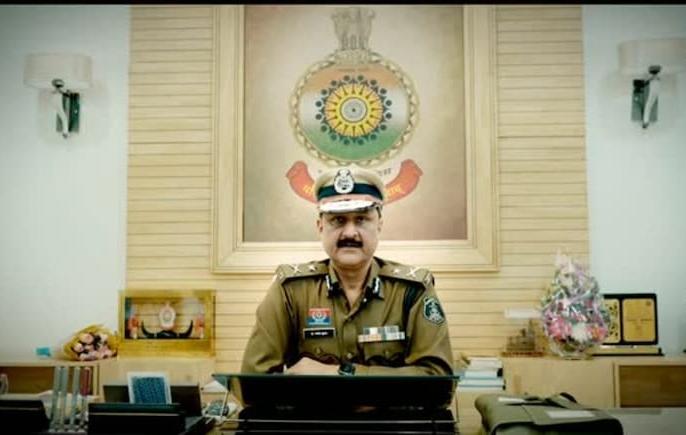 रायपुर: पुलिस आयुक्त प्रणाली लागू, IPS डॉ. संजीव शुक्ला बने शहर के पहले पुलिस कमिश्नर रायपुर पुलिस आयुक्त कार्यालय में कार्यभार संभालते IPS डॉ. संजीव शुक्ला