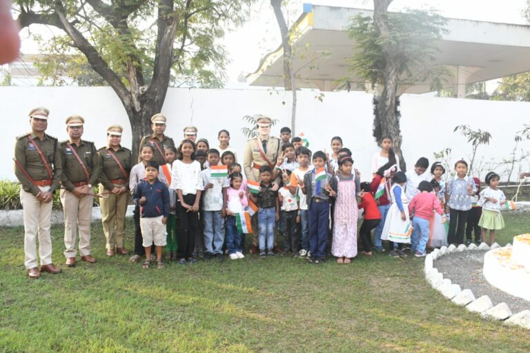 राजनांदगांव: पुलिस अधीक्षक कार्यालय में 77वां गणतंत्र दिवस धूमधाम से मनाया गया राजनांदगांव पुलिस अधीक्षक कार्यालय परिसर में गणतंत्र दिवस पर ध्वजारोहण करतीं पुलिस अधीक्षक अंकिता शर्मा