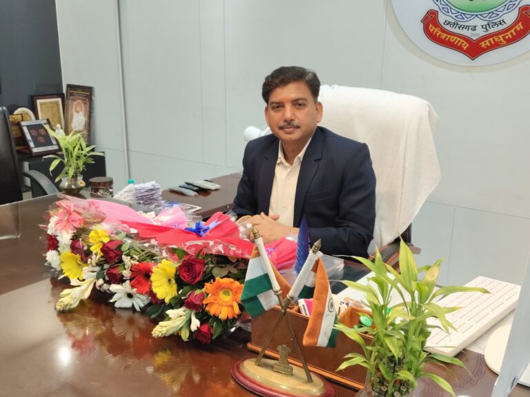 बेमेतरा पुलिस अधीक्षक कार्यालय में DIG पदोन्नति पर रामकृष्ण साहू को बधाई देते अधिकारी