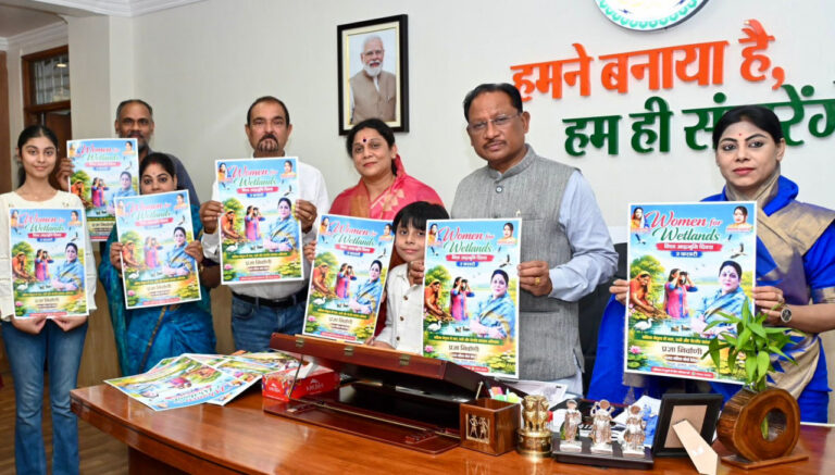 मुख्यमंत्री विष्णु देव साय मुख्यमंत्री निवास में वुमेन फॉर वेटलैण्ड्स अभियान के पोस्टर का अनावरण करते हुए