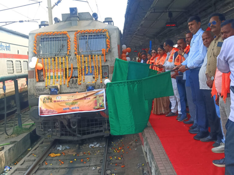 बिलासपुर रेलवे स्टेशन से अयोध्या धाम के लिए रवाना होती विशेष ट्रेन में सवार श्रद्धालु