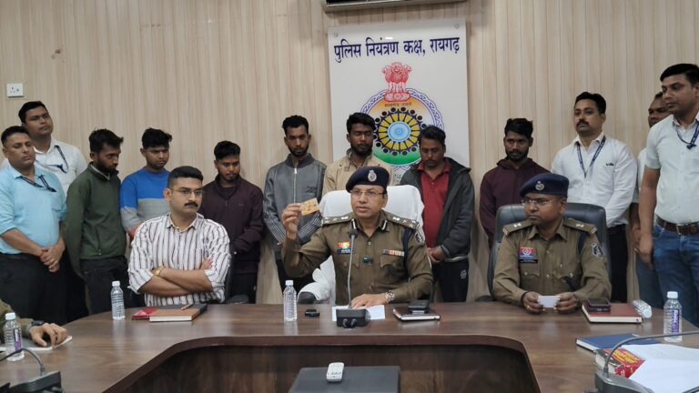 रायगढ़ पुलिस द्वारा चोरी की मोटरसाइकिलें और जब्त सामग्री का प्रदर्शन