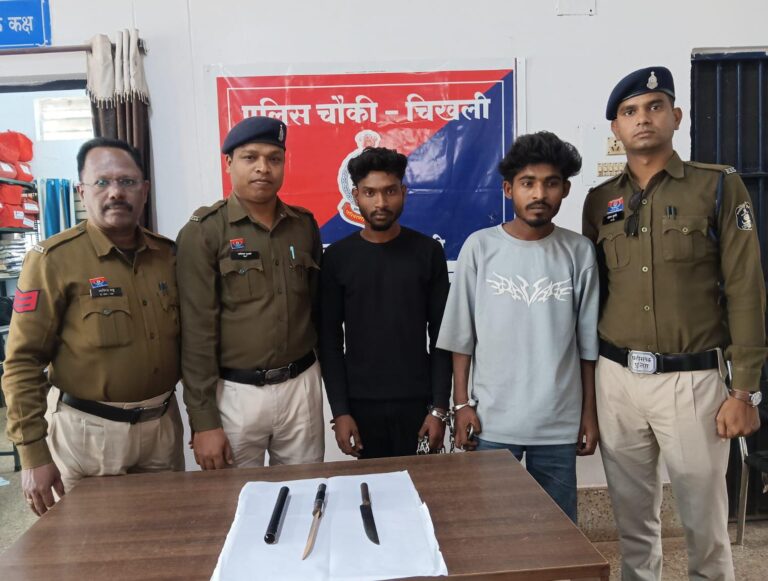 राजनांदगांव में पुलिस द्वारा जब्त किया गया धारदार चाकू और गुप्ती