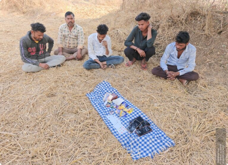 राजनांदगांव: सोमनी थाना पुलिस ने खेत में जुआ खेलते पांच आरोपियों को पकड़ा सोमनी थाना पुलिस द्वारा जुआ सामग्री जब्ती की कार्रवाई का दृश्य
