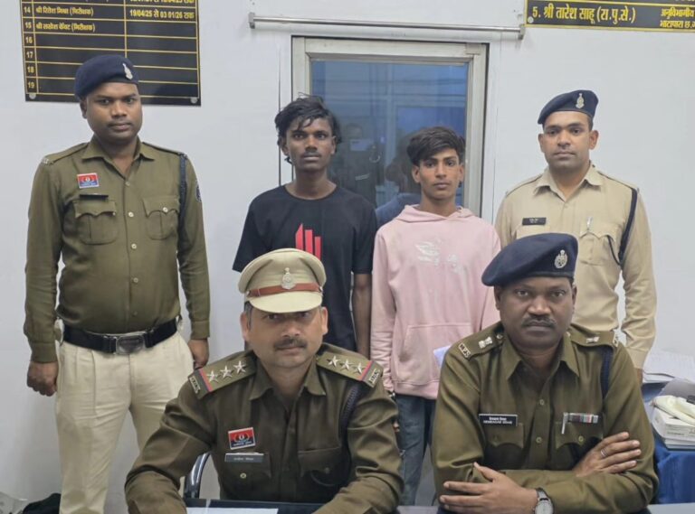 ग्राम मेले के बाद घटनास्थल पर जांच करती पुलिस और मौजूद ग्रामीण