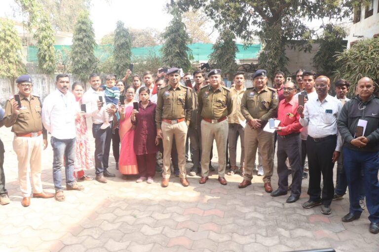 दुर्ग: एसीयू ने 202 गुम मोबाइल खोजकर किए बरामद, 60 लाख की संपत्ति लौटाई दुर्ग में एंटी क्राइम एंड साइबर यूनिट द्वारा बरामद गुम मोबाइल फोन का वितरण कार्यक्रम