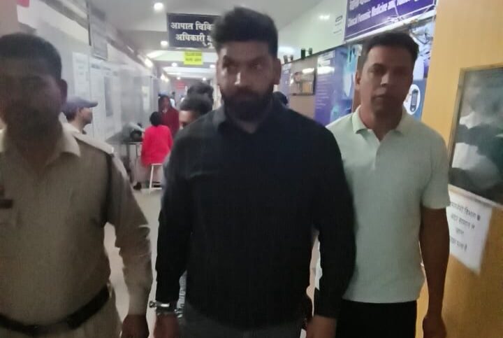 रायपुर में हिस्ट्रीशीटर रोहित तोमर गिरफ्तार, वारंट तामिली अभियान के बीच उठे नए सवाल रायपुर पुलिस कार्रवाई से जुड़ी प्रतीकात्मक तस्वीर