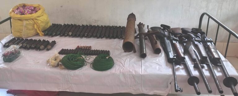 सुरक्षा बलों द्वारा सर्चिंग अभियान के दौरान बरामद हथियार और सामग्री