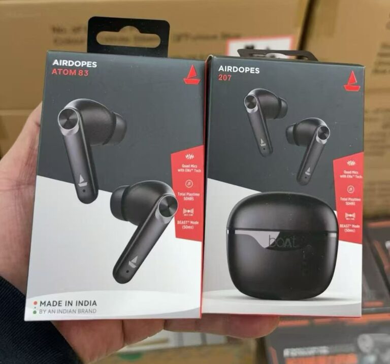 इलेक्ट्रॉनिक्स उत्पाद के डिब्बे पर मेड इन इंडिया लिखा लेबल और पृष्ठभूमि में असेंबली यूनिट