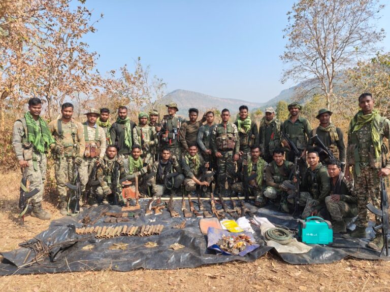 गरियाबंद जिले में ओडिशा सीमा के पहाड़ी क्षेत्र से बरामद माओवादियों के हथियार और विस्फोटक सामग्री