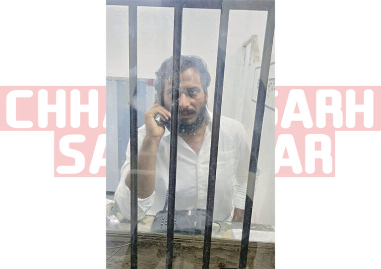 रायपुर: जेल मुलाकात की पुरानी तस्वीर फिर वायरल, सुरक्षा प्रोटोकॉल पर उठे सवाल जेल मुलाकात कक्ष जैसी व्यवस्था में टेलीफोन रिसीवर के साथ बैठा व्यक्ति