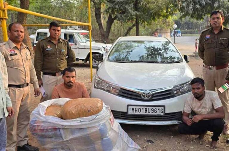 रायपुर में गांजा जब्ती कार्रवाई के दौरान पुलिस द्वारा जब्त कार और पैकेट