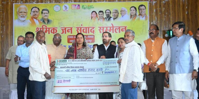 सम्मेलन स्थल पर सहायता राशि वितरण के दौरान मंच पर मौजूद अतिथि और हितग्राही