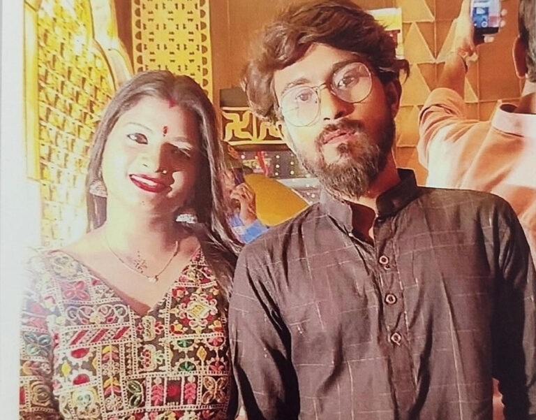 कोरबा में अंतर्जातीय विवाह करने वाले दंपत्ति को योजना के तहत प्रोत्साहन राशि देते अधिकारी