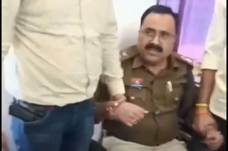 अंबिकापुर में एसीबी द्वारा रिश्वत मामले में कार्रवाई के दौरान मौजूद टीम