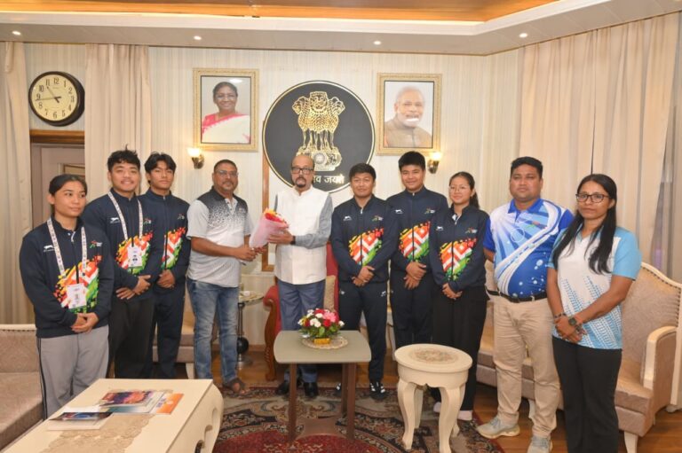 राज्यपाल से मिले असम के तैराक, 9 पदक जीतकर बने फर्स्ट रनर-अप राज्यपाल से मुलाकात करते असम के तैराक खिलाड़ी