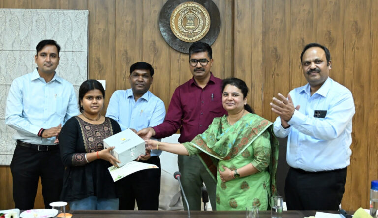 बलौदाबाजार: विश्व वानिकी दिवस पर वन संरक्षण को लेकर जनजागरूकता कार्यक्रम आयोजित बलौदाबाजार में विश्व वानिकी दिवस कार्यक्रम में भाग लेते विद्यार्थी और अधिकारी