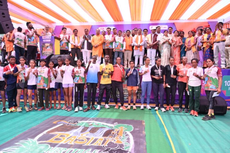 जगदलपुर: बस्तर हेरिटेज मैराथन में 9800 से अधिक धावकों की भागीदारी जगदलपुर में बस्तर हेरिटेज मैराथन के दौरान दौड़ते प्रतिभागी