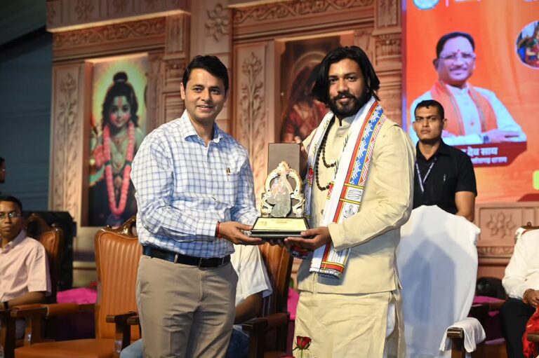 चंदखुरी में माता कौशल्या महोत्सव के उद्घाटन कार्यक्रम में दीप प्रज्वलन करते अतिथि