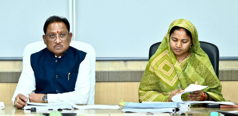 आंगनबाड़ी केंद्र में योजना के तहत पंजीकरण कराती गर्भवती महिलाएं