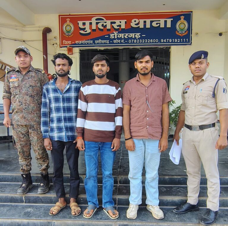 डोंगरगढ़ में गश्त के दौरान तैनात पुलिस बल और जांच करती टीम