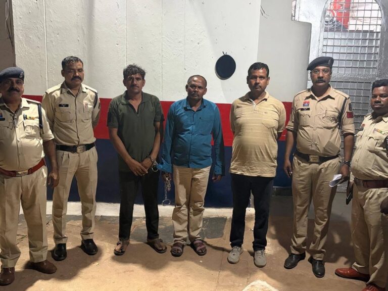 दुर्ग जिले में खेत में उगाई गई अफीम की फसल की जांच करते पुलिस और प्रशासनिक अधिकारी