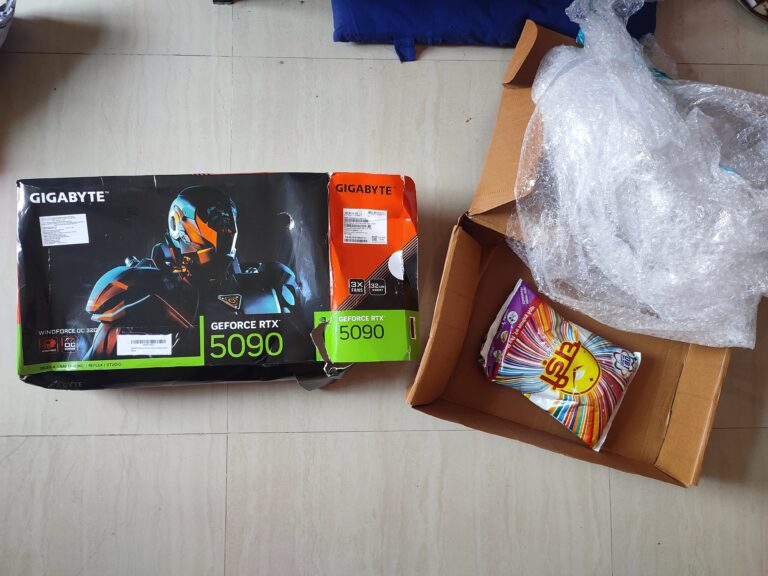 ऑनलाइन ऑर्डर में ग्राफिक्स कार्ड की जगह डिटर्जेंट मिलने का दावा, उपभोक्ता ने उठाए सवाल ऑनलाइन डिलीवरी पैकेज खोलते समय अंदर रखा सामान दिखाता उपभोक्ता