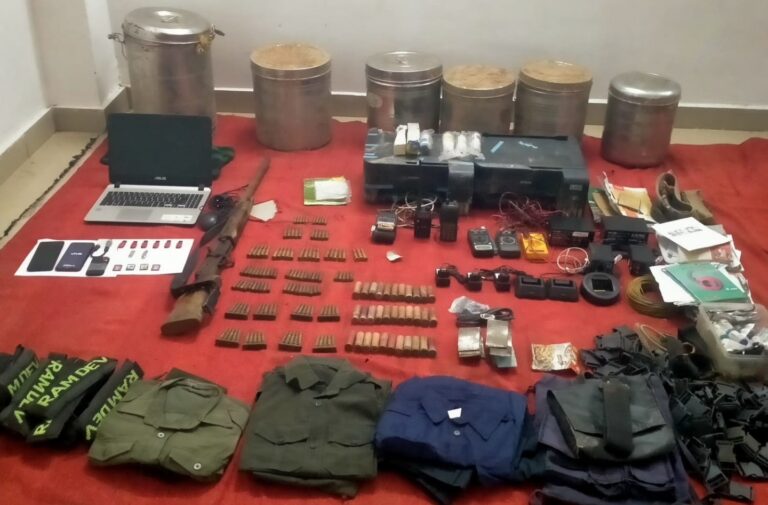 गरियाबंद: सांपसाटी पहाड़ियों से 46 लाख नकद और हथियार बरामद सांपसाटी पहाड़ी क्षेत्र में बरामद हथियार और नगद राशि के साथ पुलिस टीम