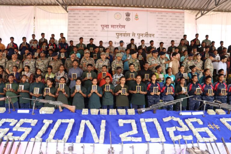 जगदलपुर में आत्मसमर्पण कार्यक्रम के दौरान प्रदर्शित हथियार और उपस्थित सुरक्षा अधिकारी