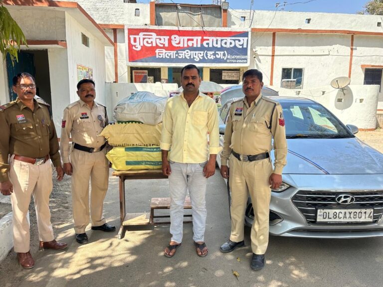 लावाकेरा बैरियर पर जब्त गांजा के पैकेट और खड़ी कार के साथ पुलिस टीम