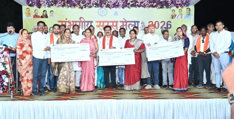 कवर्धा सरस मेले में महिला स्व सहायता समूहों के स्टॉल का निरीक्षण करते अतिथि