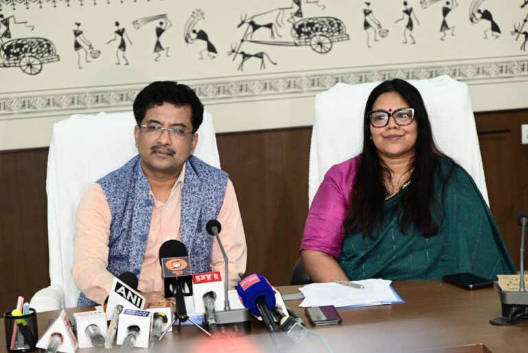 नवा रायपुर में जनजातीय कलाकार पारंपरिक वेशभूषा में सांस्कृतिक प्रस्तुति देते हुए