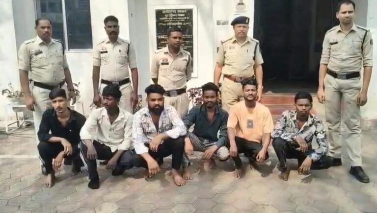 रायगढ़ कोतवाली थाना में कार्रवाई के दौरान मौजूद पुलिस टीम